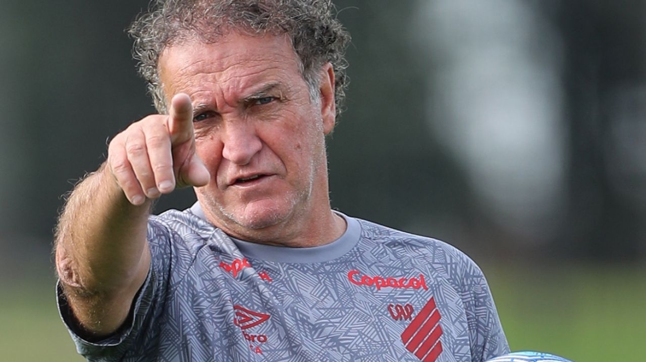 Cuca toma decisão de deixar o comando do Athletico e espera reunião com diretores