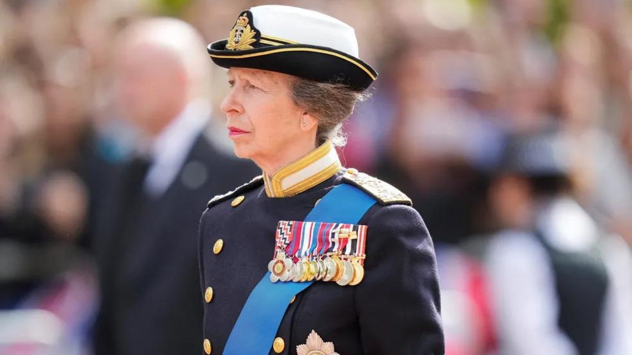 Princesa Anne sofre concussão e família Real se une desejando melhora