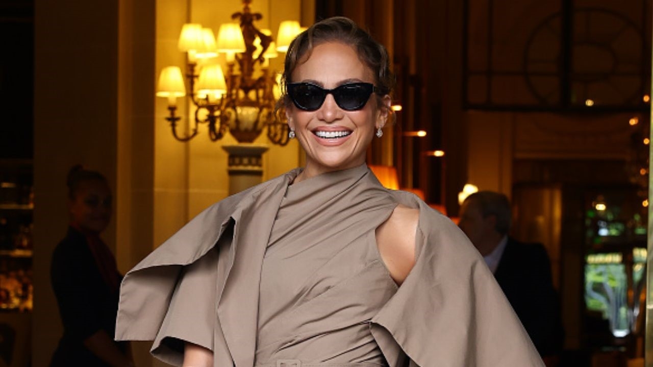 Jennifer Lopez vira centro das atenções em desfile da Dior em Paris