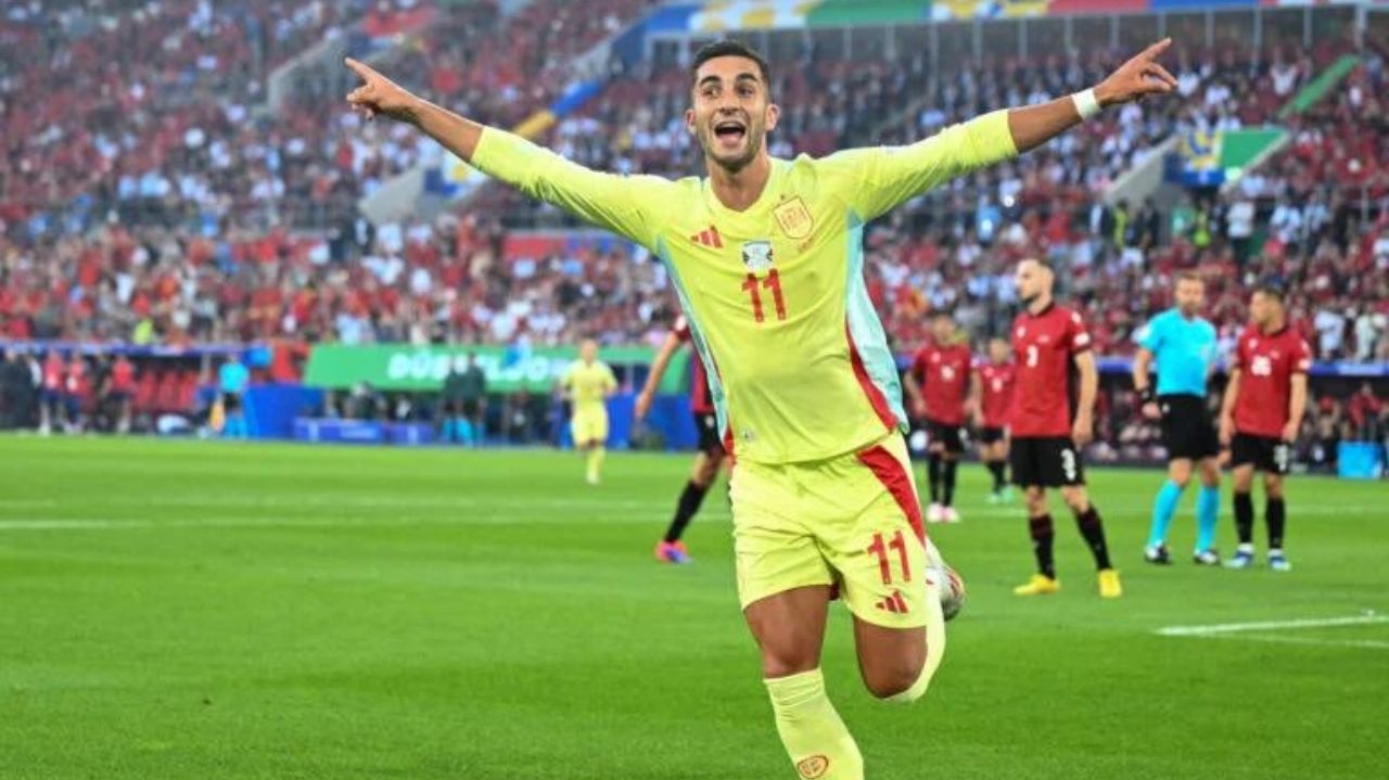 Espanha vence Albânia e confirma primeiro lugar no grupo B