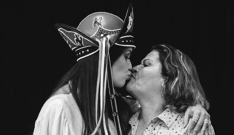 Juliette admira a mãe treinando caligrafia