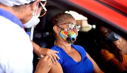 Terceira dose vai começar por idosos e profissionais da saúde, diz Queiroga