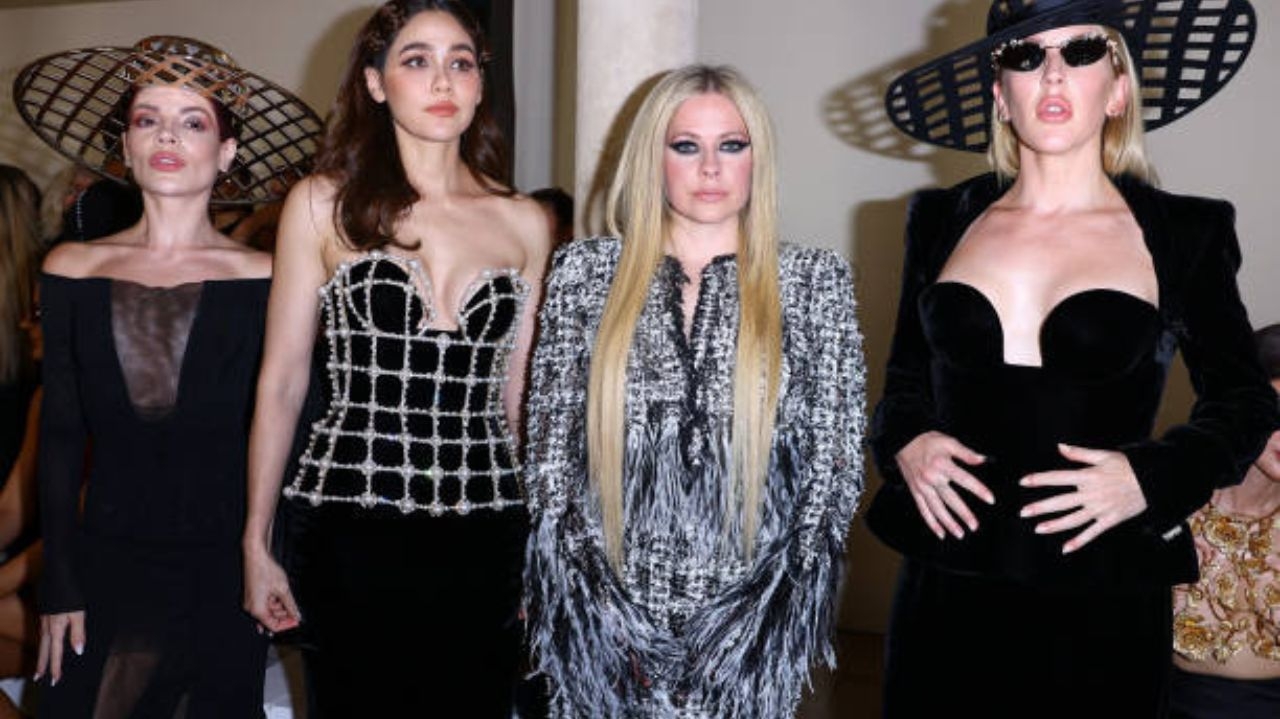 Gkay divide fila A com Avril Lavigne no desfile de Tamara Ralph
