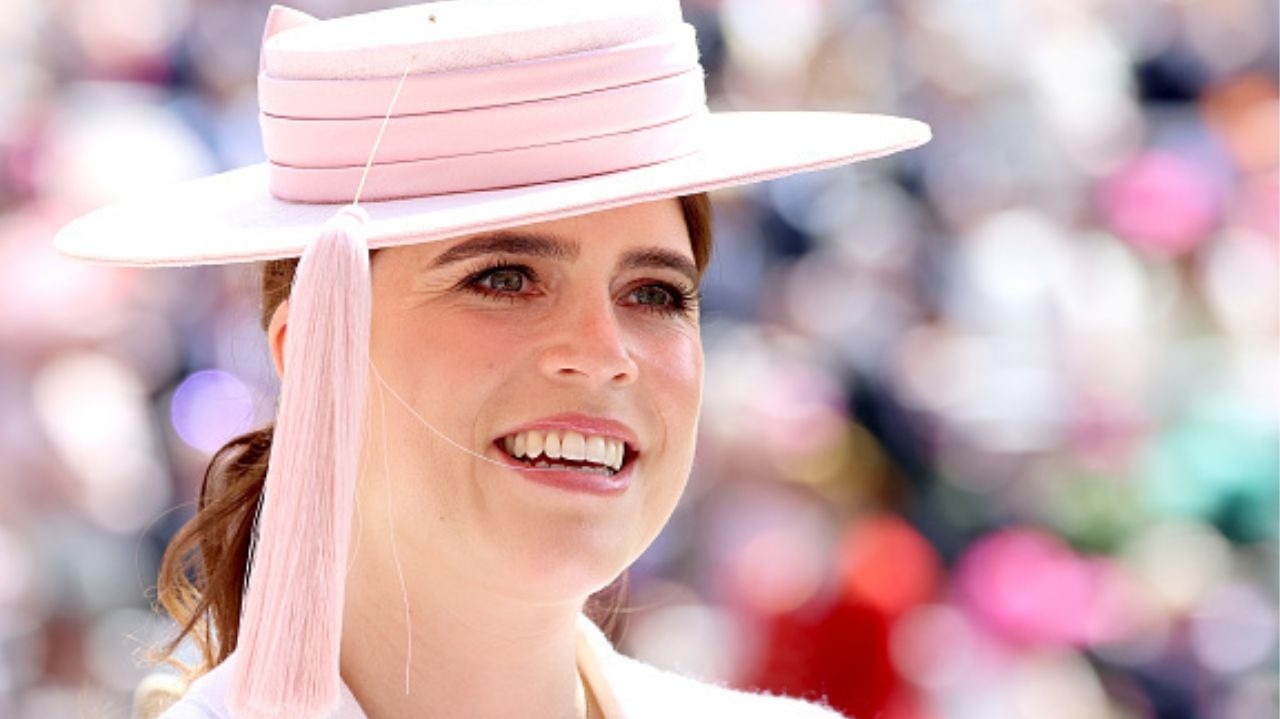 Princesa Eugenie exibe cicatriz de cirurgia de escoliose