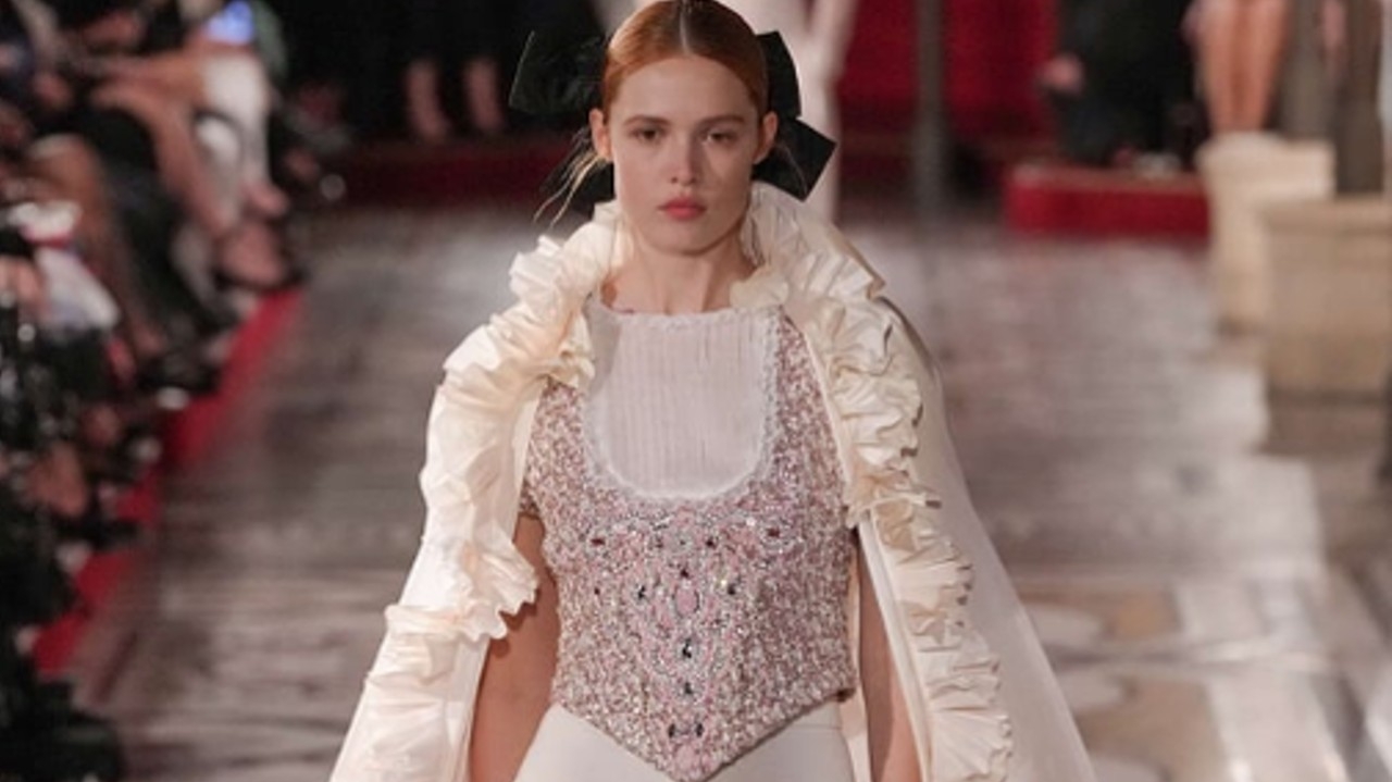 Glamour vintage sobressai na Semana da Moda de Paris