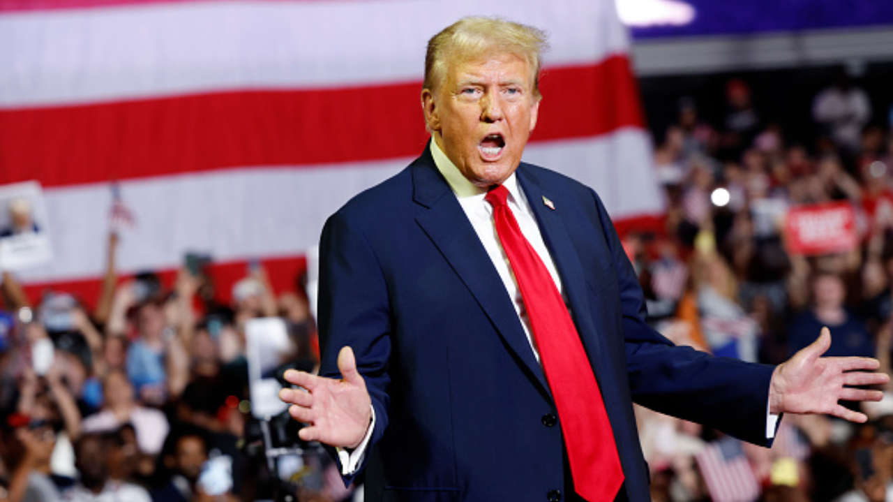 Donald Trump e conselheiros rumo ao debate contra Biden