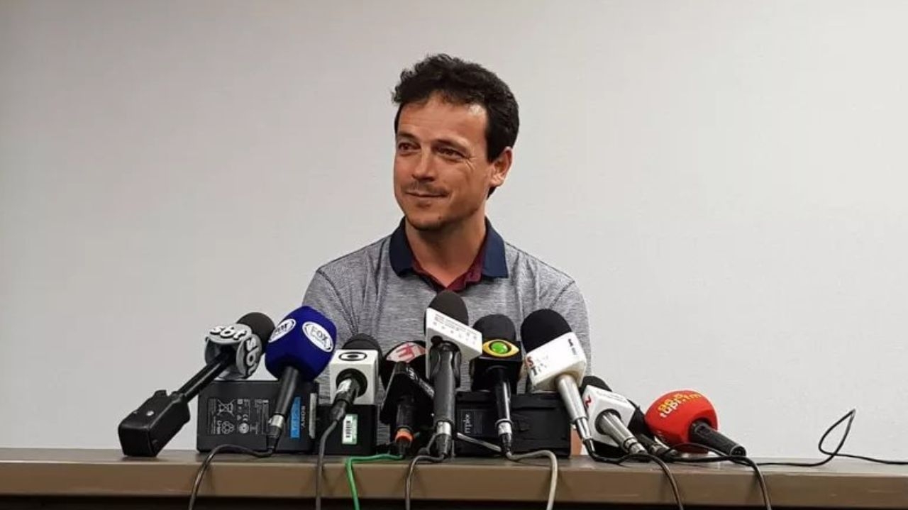 Coletiva de Fernando Diniz é marcada por choro e incerteza sobre futuro