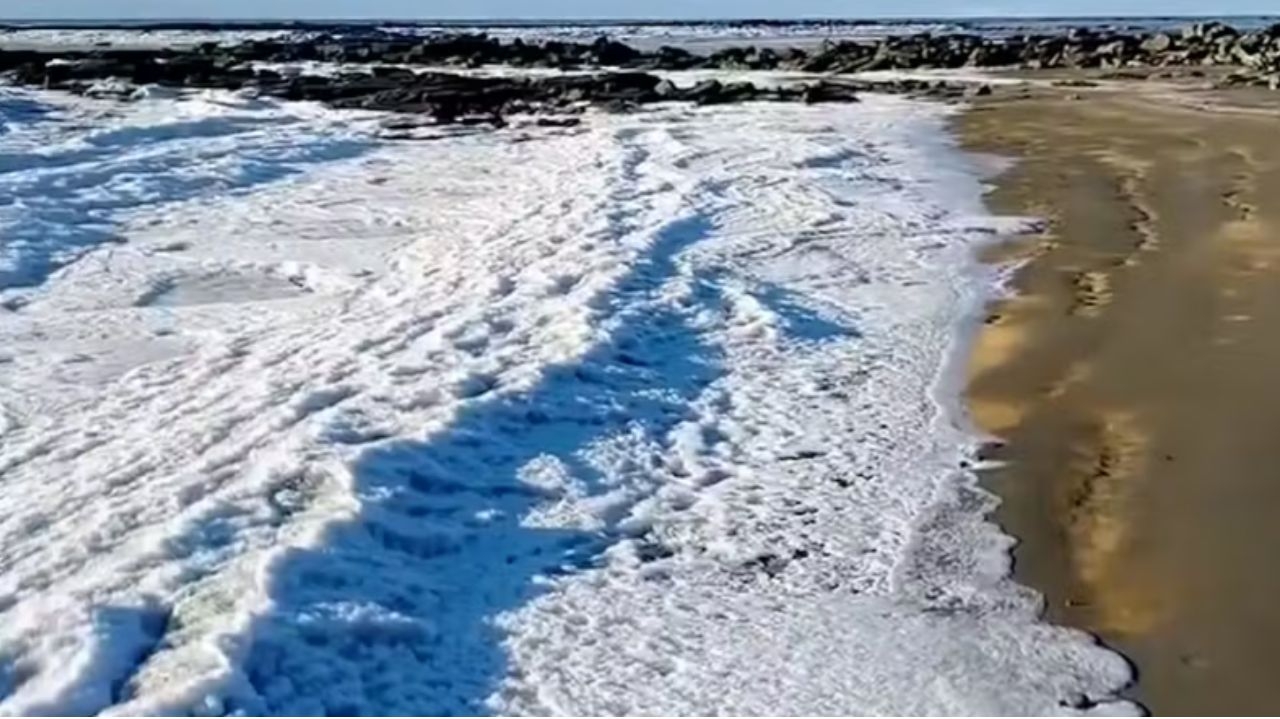 Ondas do mar congelam na Argentina após frio intenso de -17,5°C