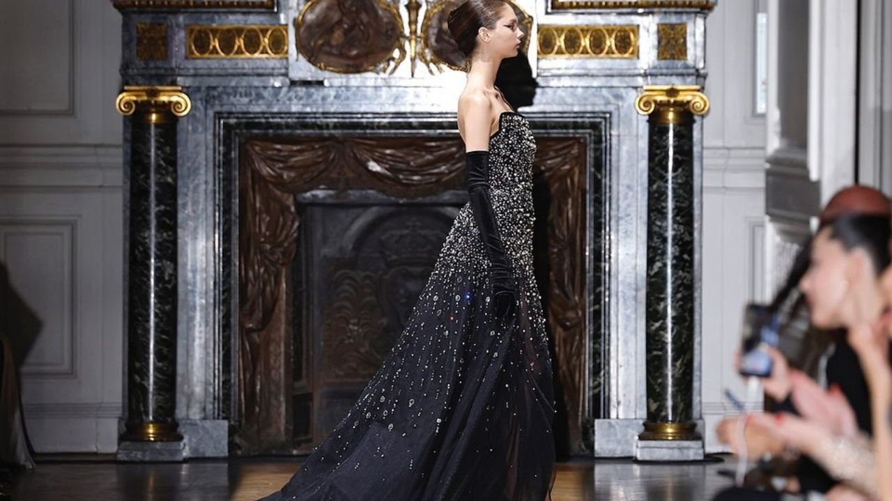Zuhair Murad brilha na Alta-Costura de Paris com silhuetas ousadas e detalhes encantadores