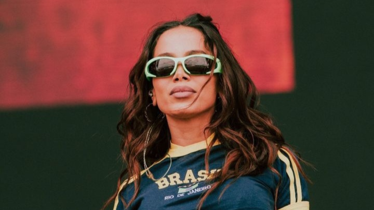 Anitta realiza show na França e agita público