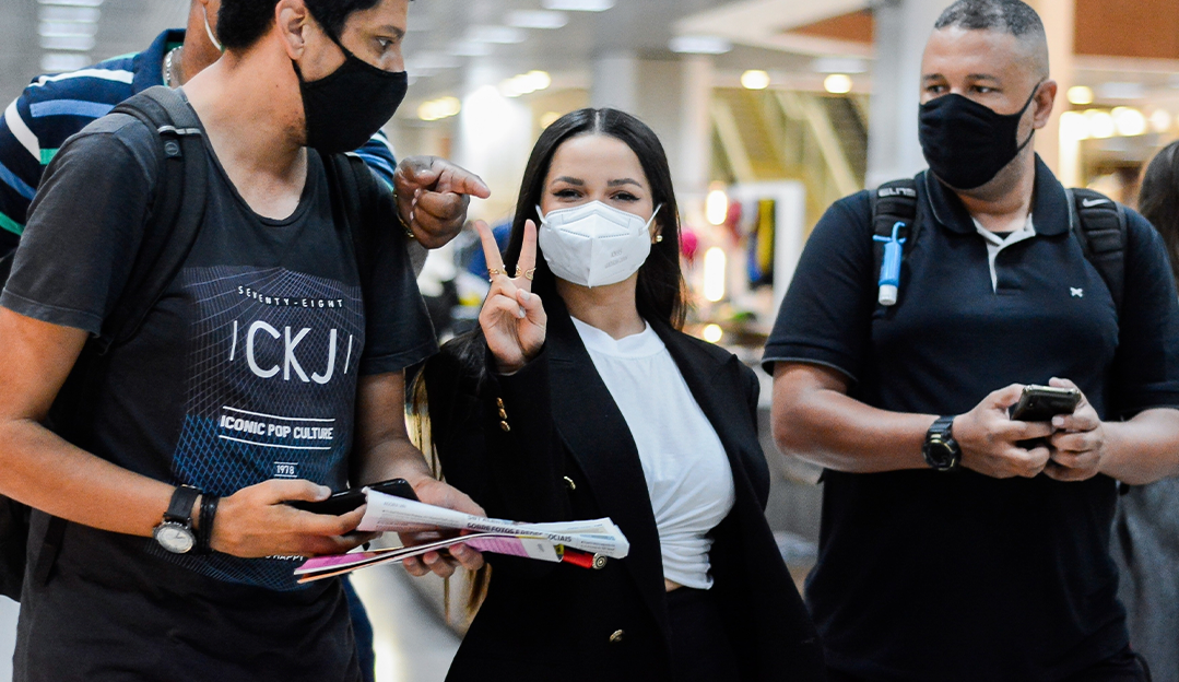 Juliette é cercada por fãs em aeroporto no Rio