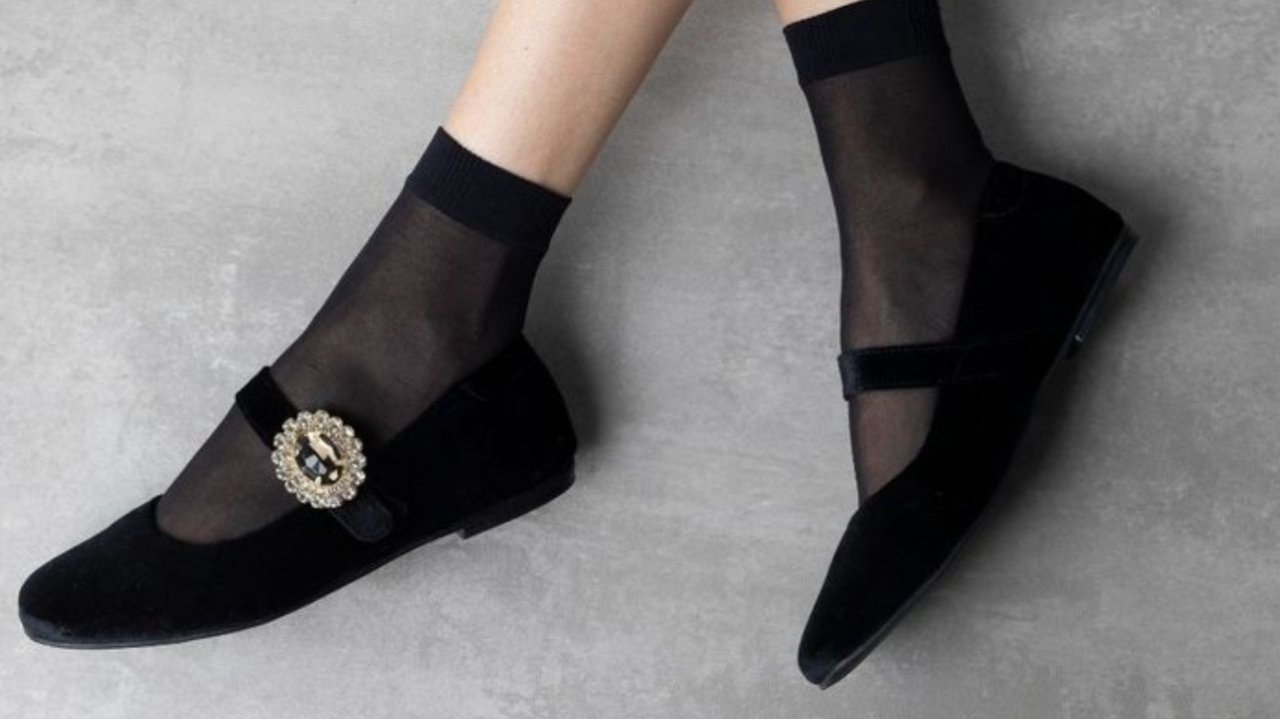 Sapatilha de veludo é altamente procurada e é um acessório essencial para todas as it-girls