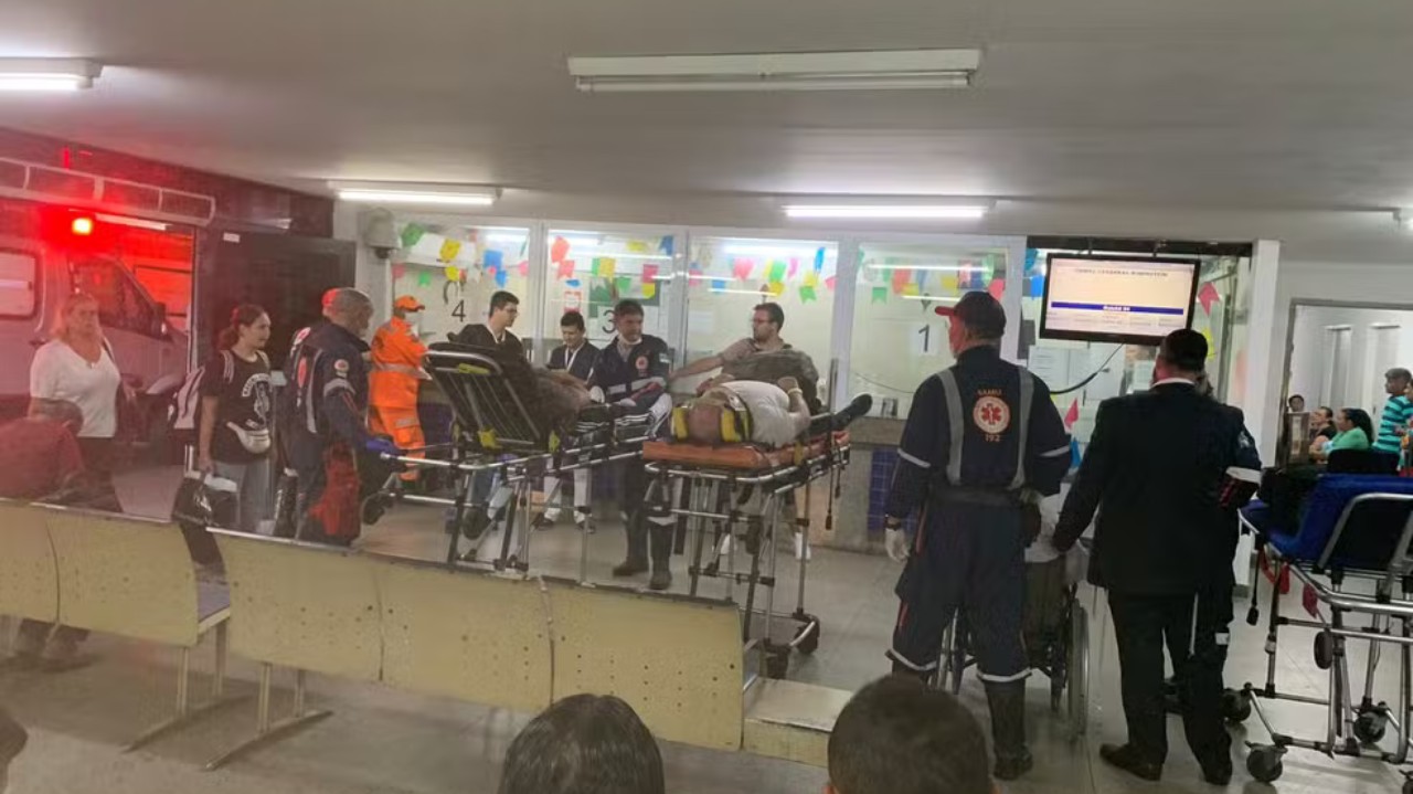 Turbulência de avião causa múltiplos feridos devido à falta de uso de cinto de segurança