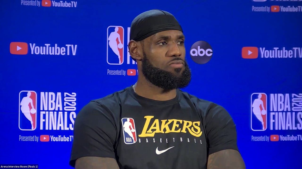 LeBron James decidiu não aceitar a renovação automática de seu contrato com os Lakers