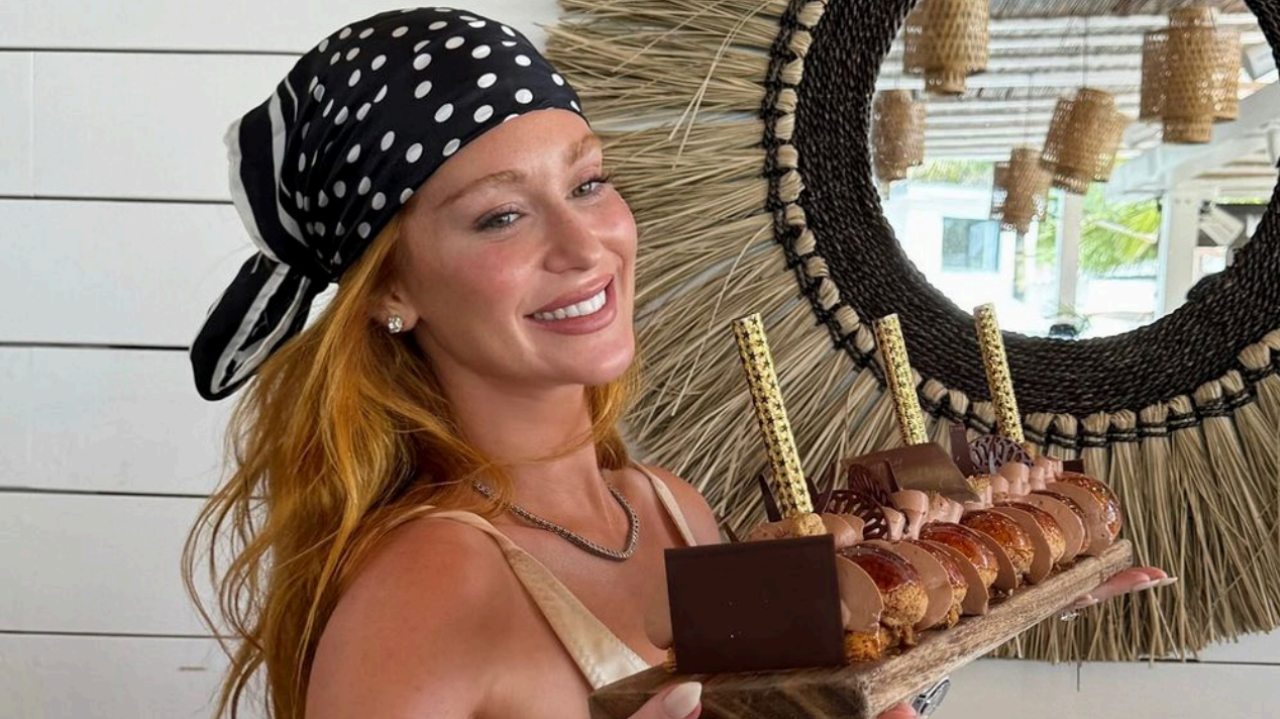 Marina Ruy Barbosa comemora aniversário com maiô sideboob