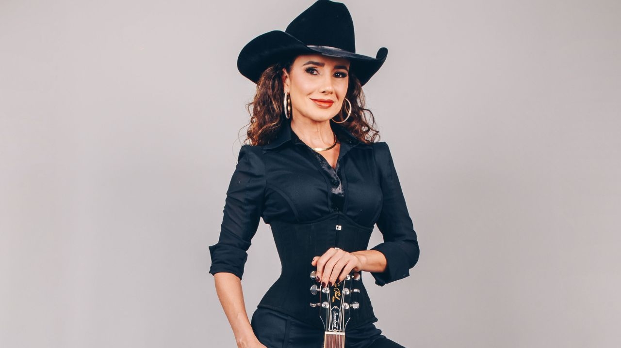 Paula Fernandes fala sobre seu novo disco e sua carreira ao Lorena R7