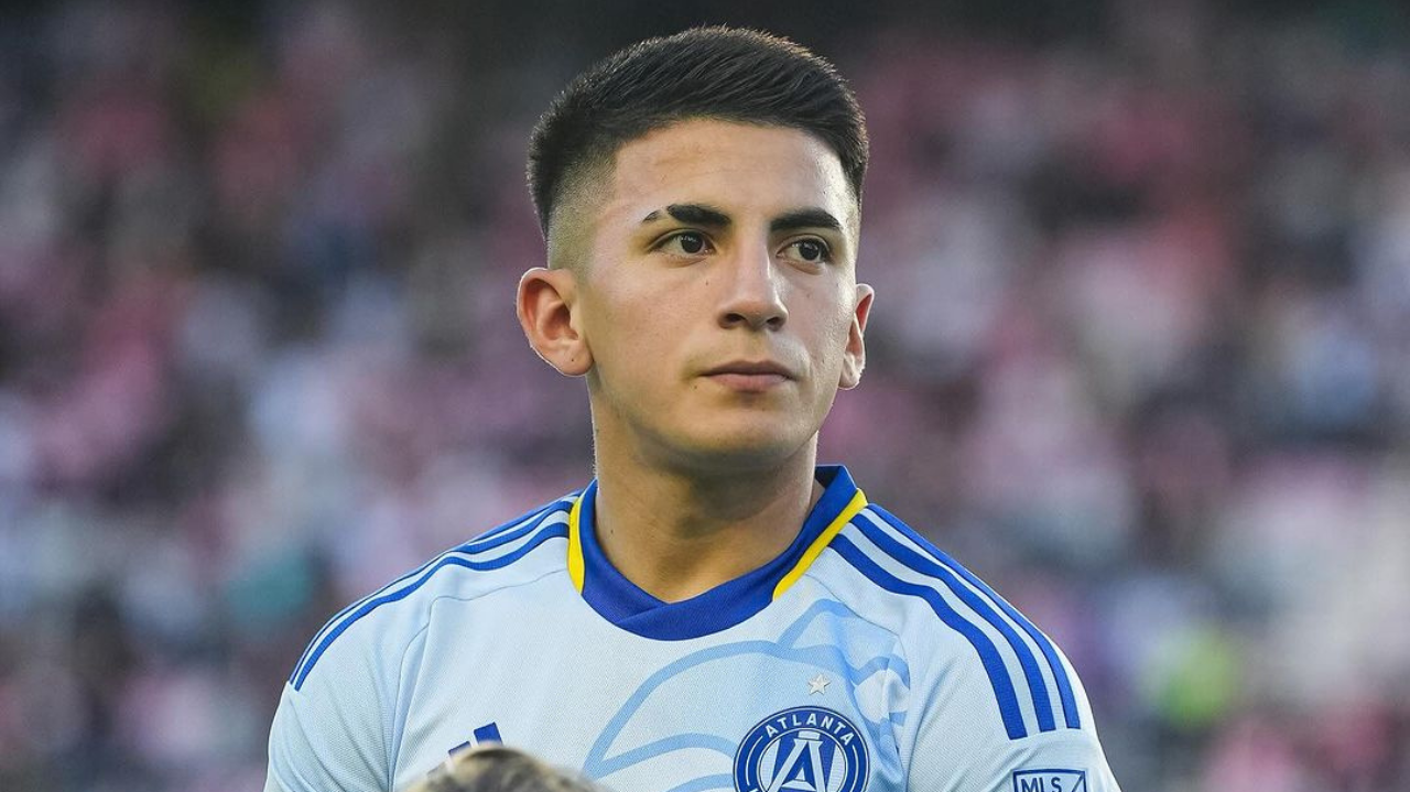 Thiago Almada chega ao Botafogo