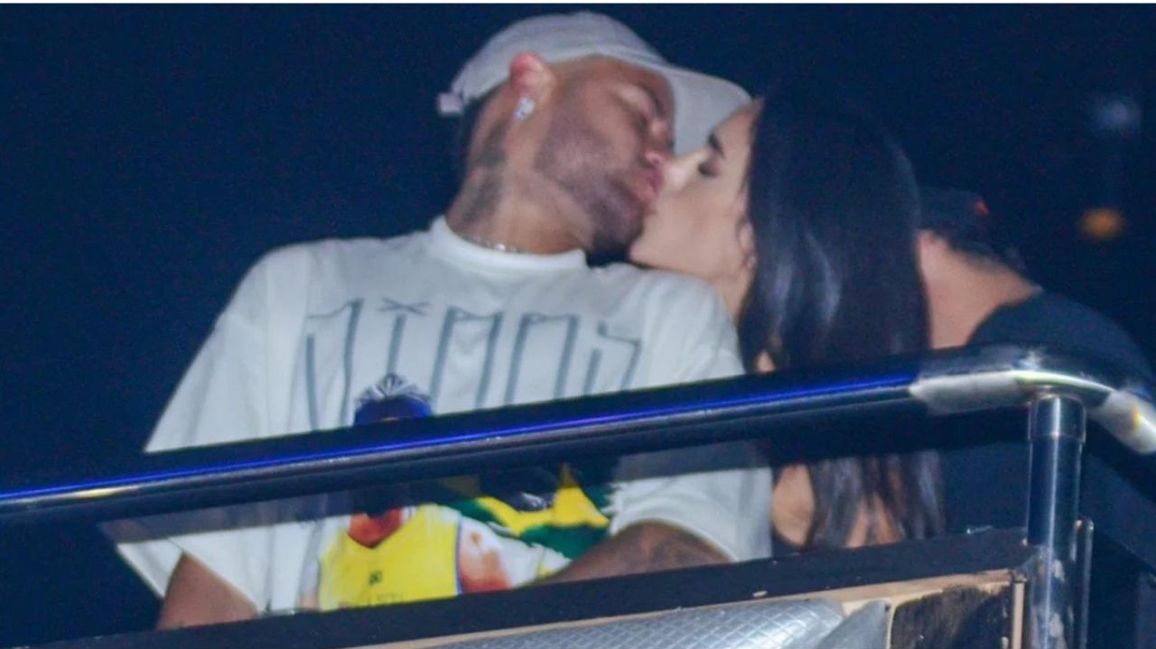 Neymar e Bruna Biancardi são fotografados aos beijos em show de pagode