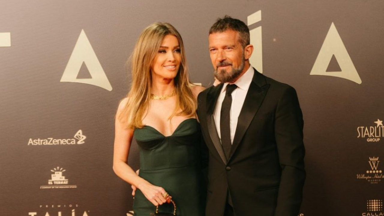 Antonio Banderas fala que sua namorada é completamente diferente dele