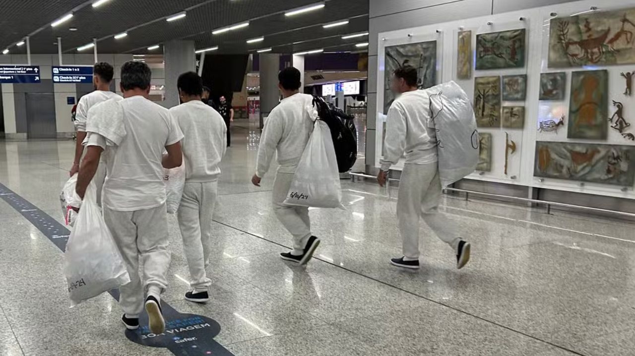 Brasileiros deportados dos EUA relatam péssimo tratamento da Embaixada americana