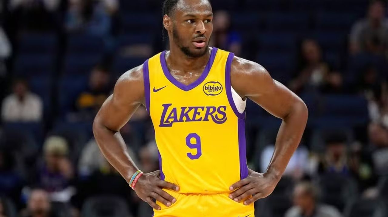 Bronny James tem atuação discreta em estreia na NBA