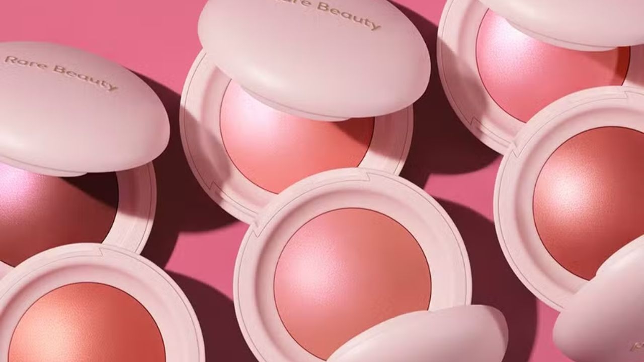 Selena Gomez lança novos blushes em pó da Rare Beauty no Brasil