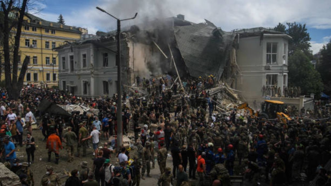 Ataque russo a hospital infantil em Kiev deixa 36 mortos