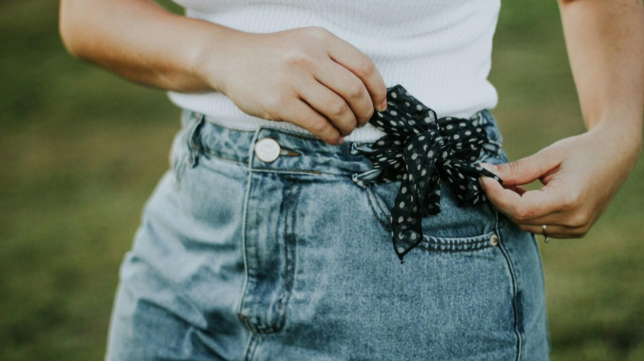 Confira quais tipos de tops combinar com calças de ganga