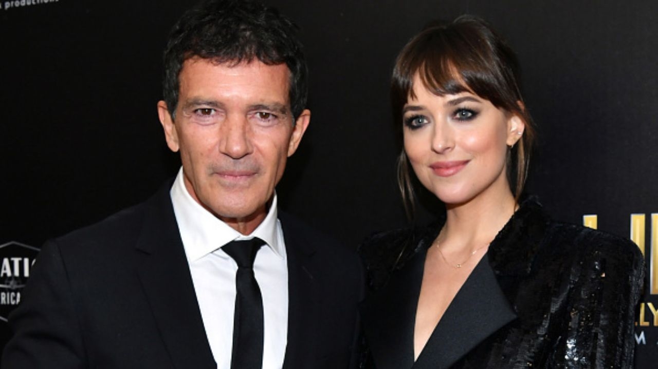 Antonio Banderas posa ao lado de sua eterna enteada, Dakota Jonhson