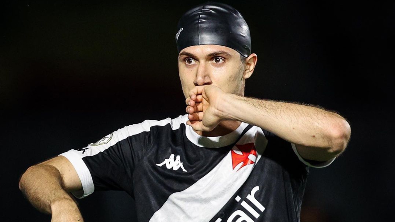 Piton sofre corte na cabeça, retorna ao campo e marca vitória do Vasco