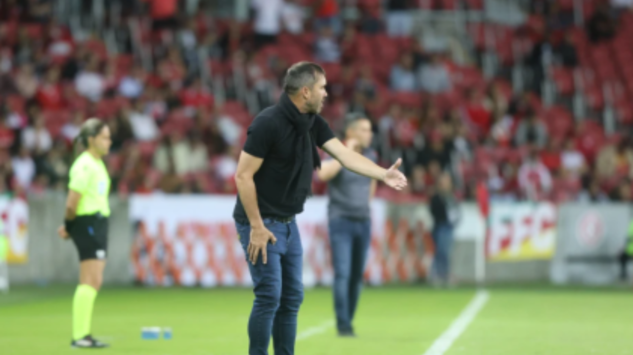 Internacional discute novos técnicos e avalia perfil ideal para substituir Coudet