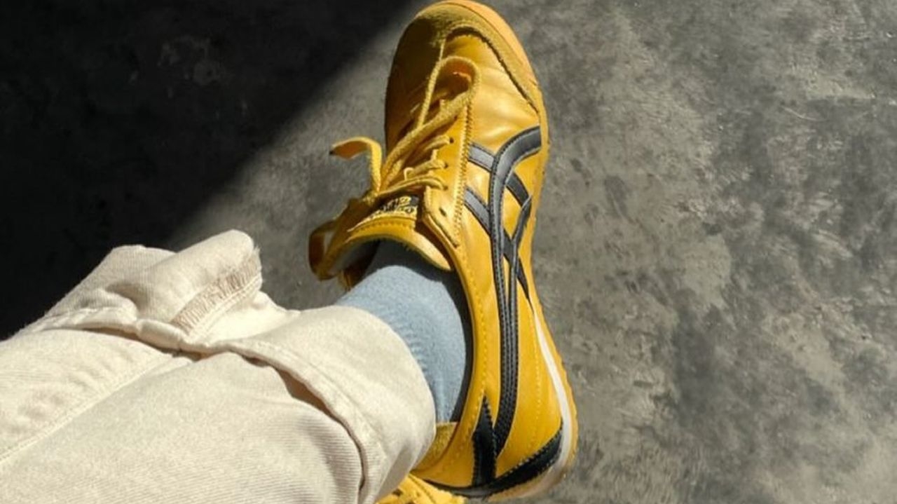 Sasha Meneghel usa tênis vintage de 1966