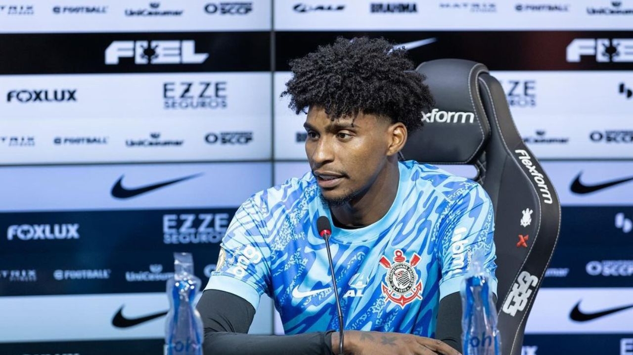 Hugo Souza chega ao Corinthians e elogia torcida: “Atmosfera diferente”