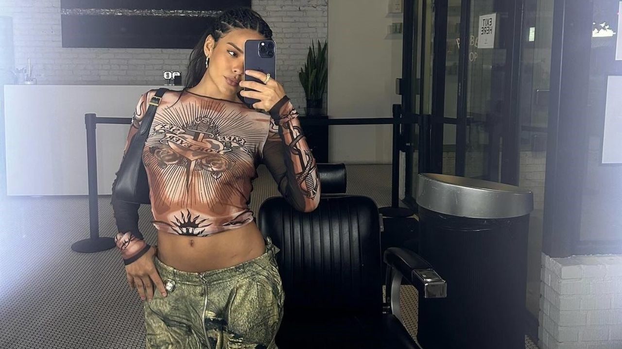 Bella Campos fala sobre relacionamento fora do país