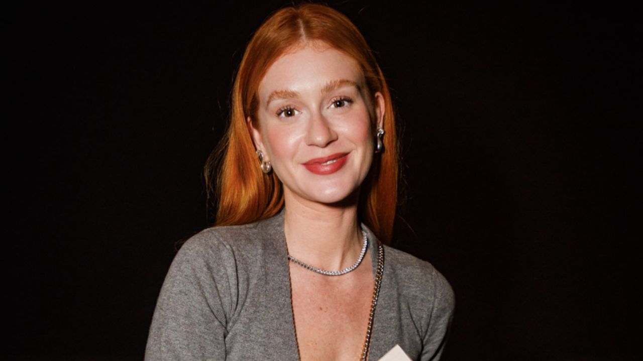 Maria Ruy Barbosa aposta no cardigã em look monocromático