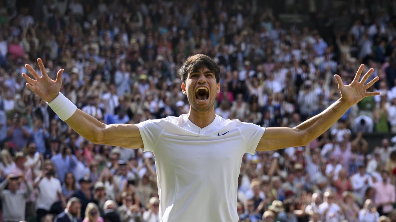 Alcaraz domina Djokovic e conquista o bicampeonato em Wimbledon