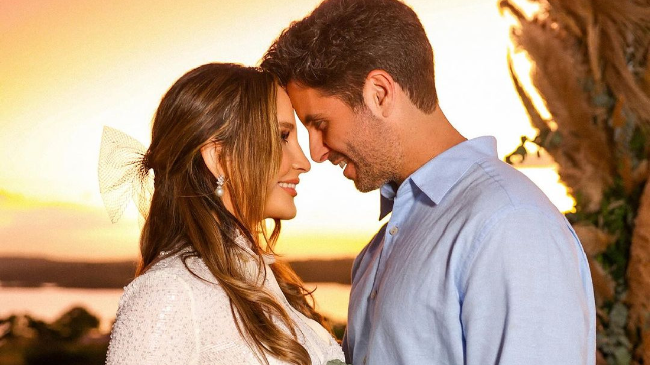 Claudia Leitte e Márcio Pedreira renovam votos de casamento emocionante com a família