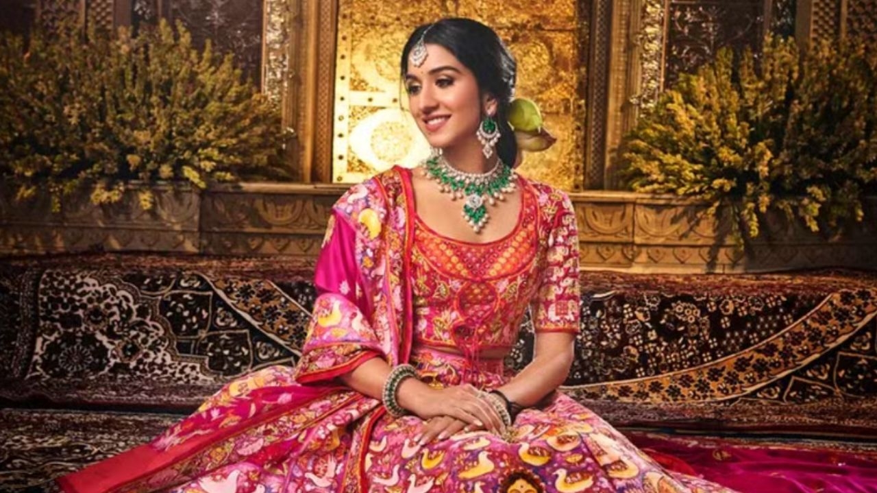 Radhika Merchant aparece com um vestido exclusivo, pintado à mão e com detalhes em ouro