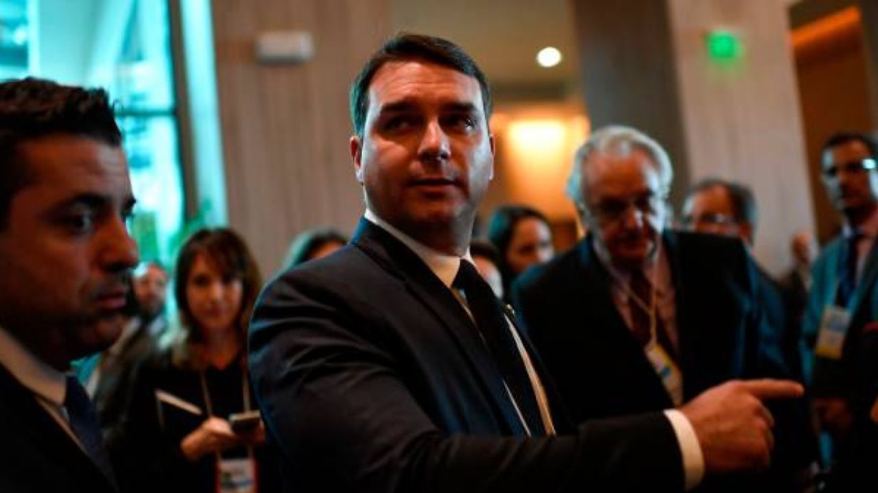Flávio Bolsonaro nega ilegalidade em áudio de reunião no Planalto