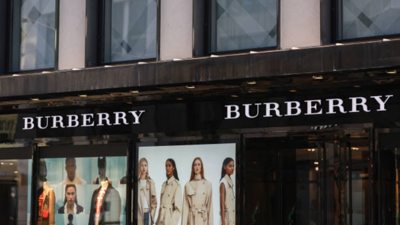 Entenda porque a marca Burberry anunciou a troca de seu CEO