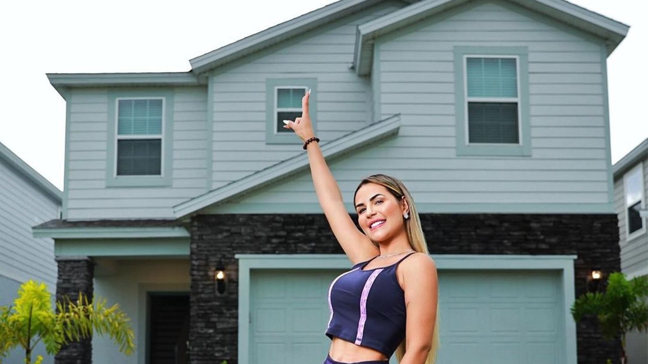 Deolane Bezerra celebra conquista de mansão em Orlando