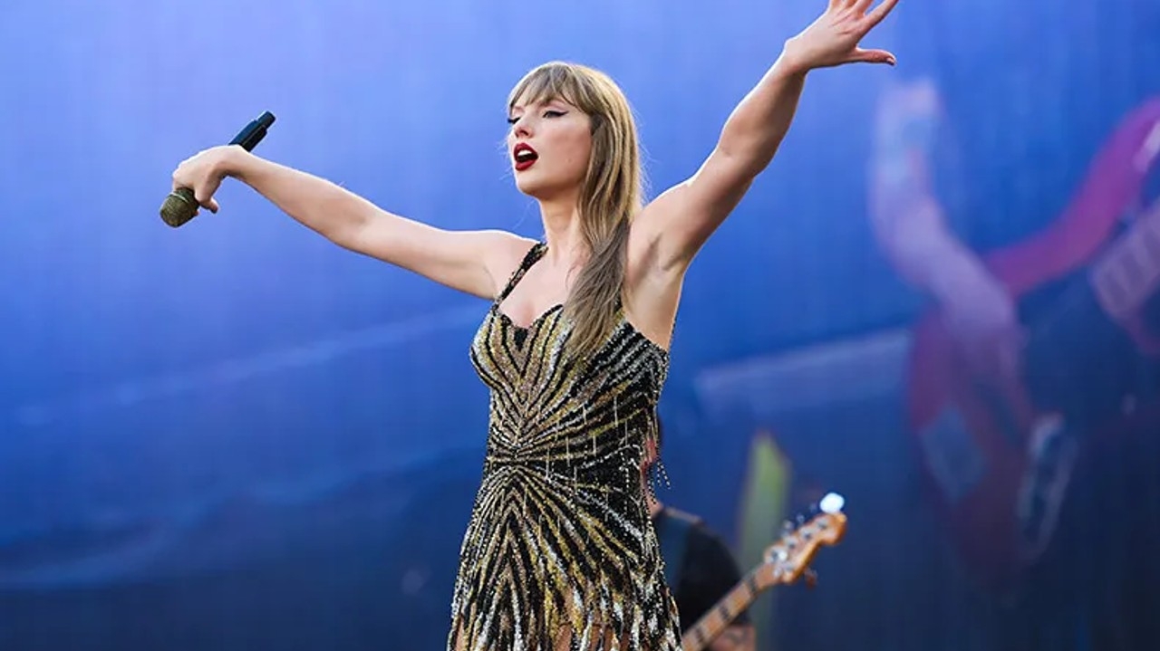 Taylor Swift usa criações de Roberto Cavalli, estilista falecido em abril