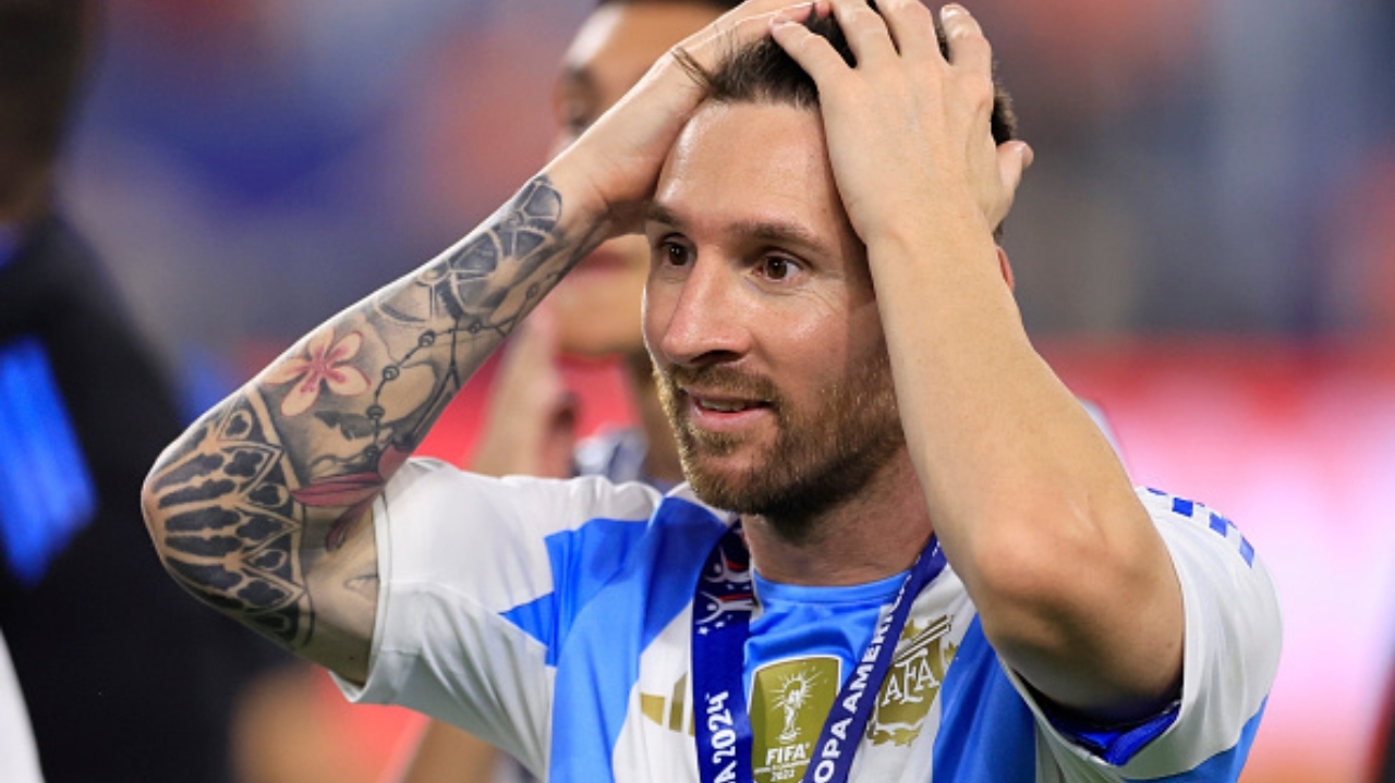 Governo argentino pede que Messi se desculpe por música racista cantada em comemoração