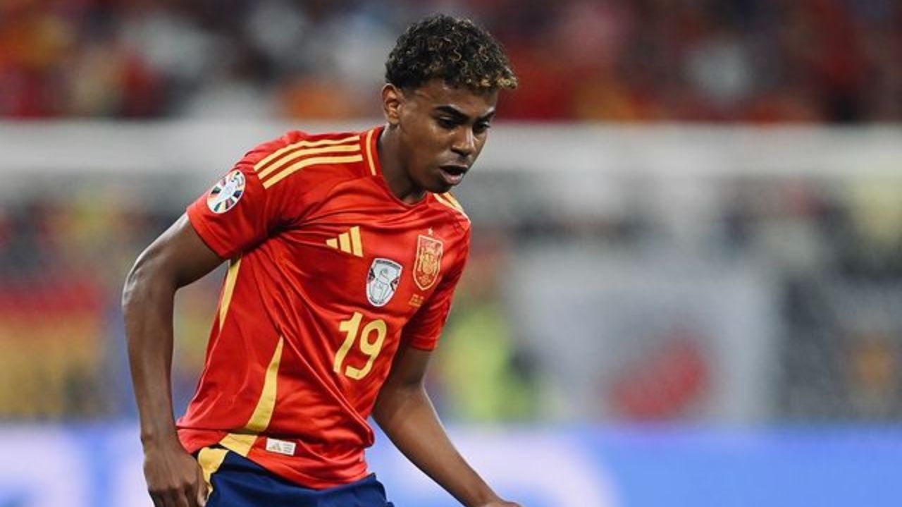 Yamal “herda” número de Vitor Roque e alimenta boatos sobre saída de brasileiro