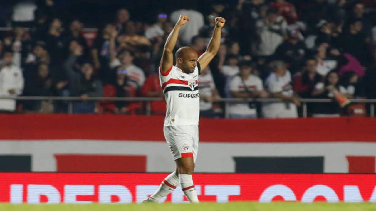Em jogo emocionante São Paulo vence Grêmio e entra no G4