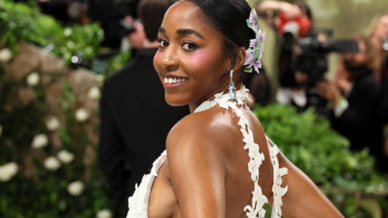 Ayo Edebiri encanta com looks elegantes e ousados