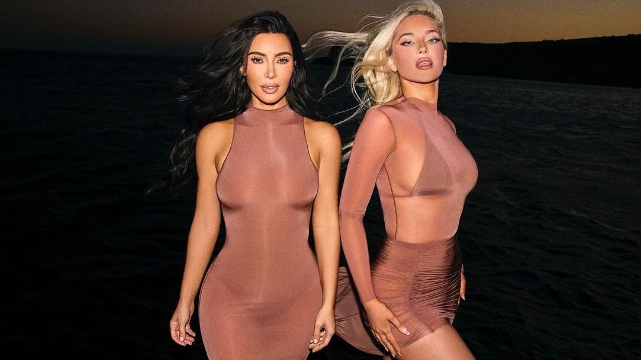 Kim Kardashian e Olivia Pierson exibem curvas em looks transparentes