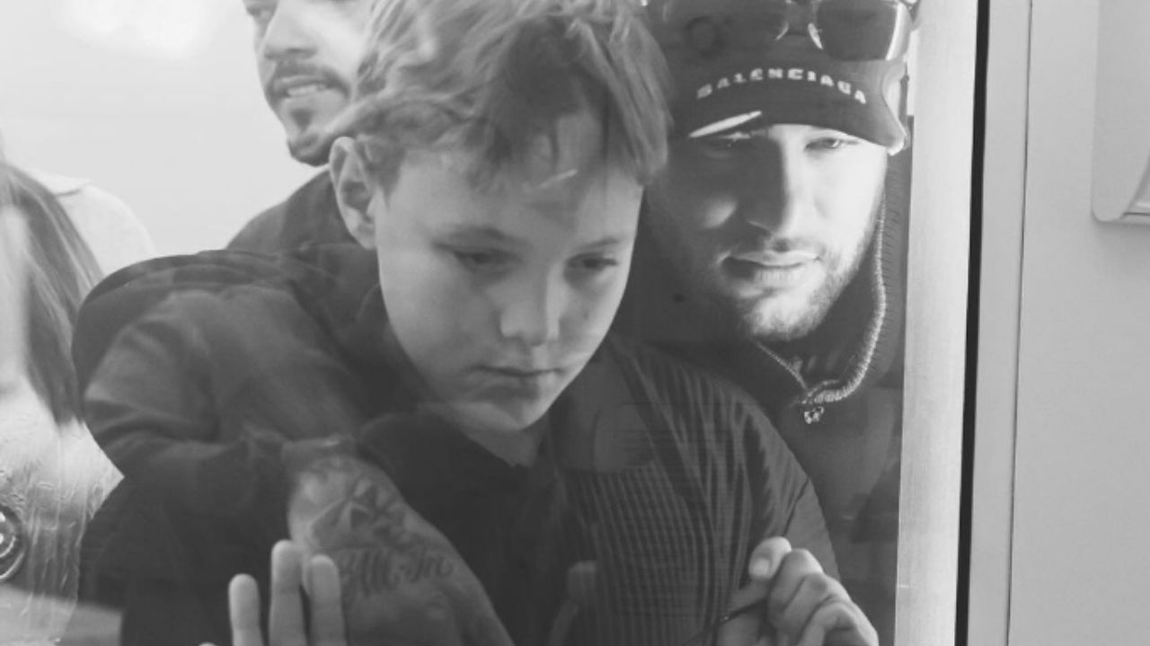 Neymar Jr.  mostra Helena pela primeira vez