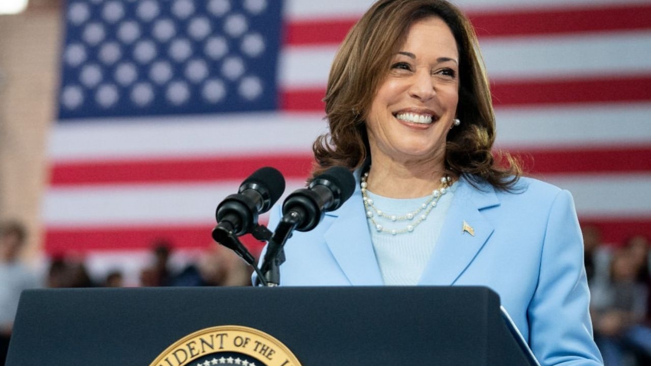 Kamala Harris é favorita a assumir a corrida presidencial a Casa Branca