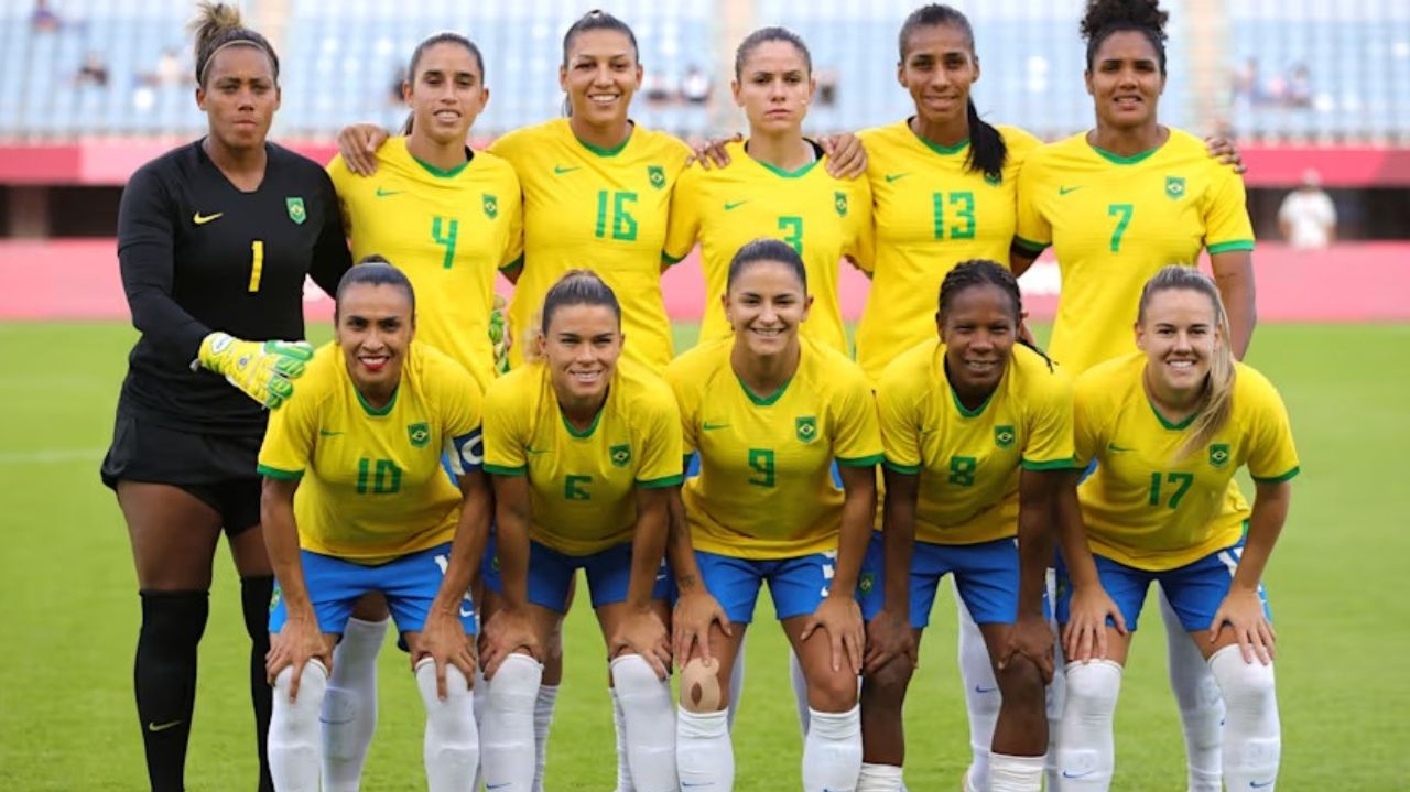 Seleção feminina olímpica de futebol treina em estádio centenário